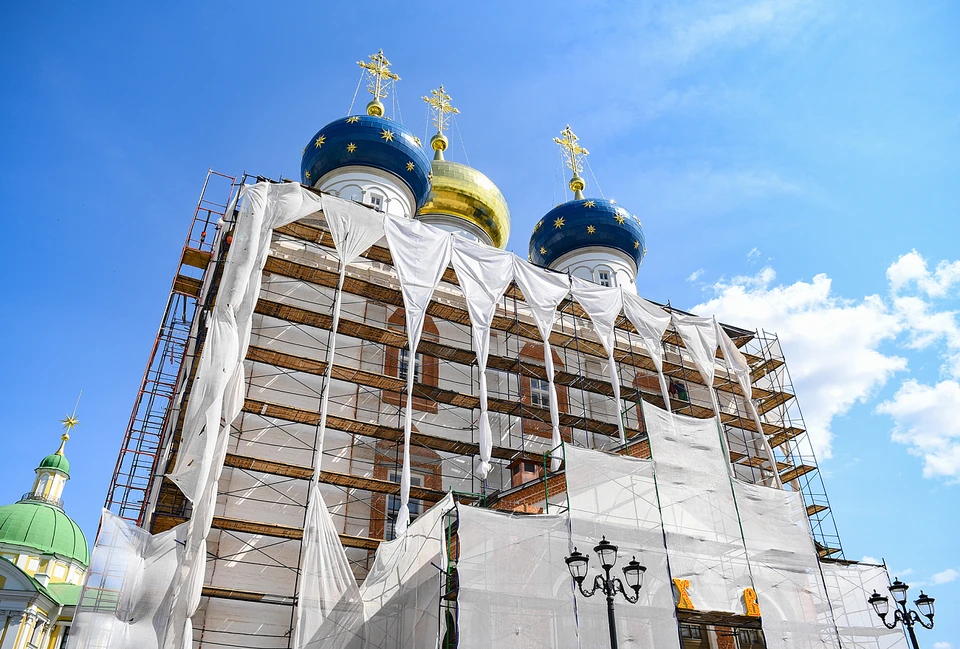 Выполняются наружные работы.