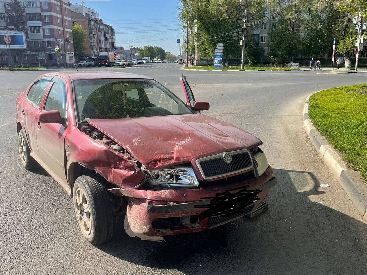 В Самаре ВАЗ-2111 влетел в Skoda Octavia на пересечении улиц Гагарина и  Авроры - KP.RU