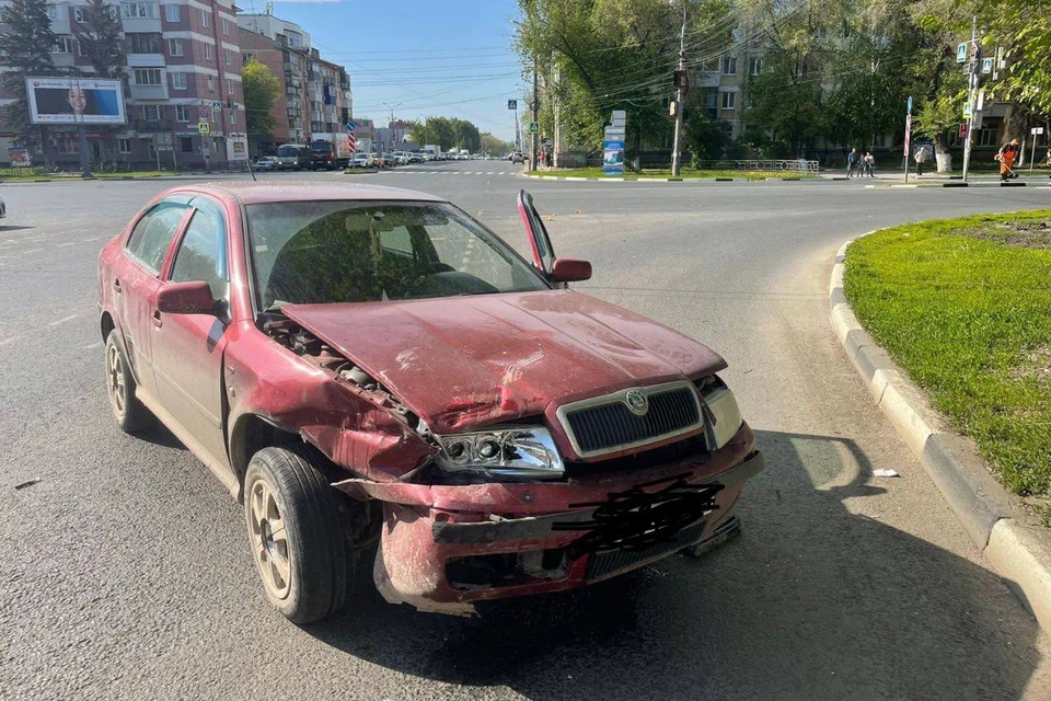 Водитель отечественного авто не уступил дорогу и врезался в иномарку.