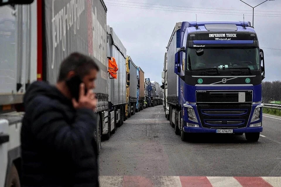 Украинские дальнобойщики устроили протест на трассе из-за закона о мобилизации