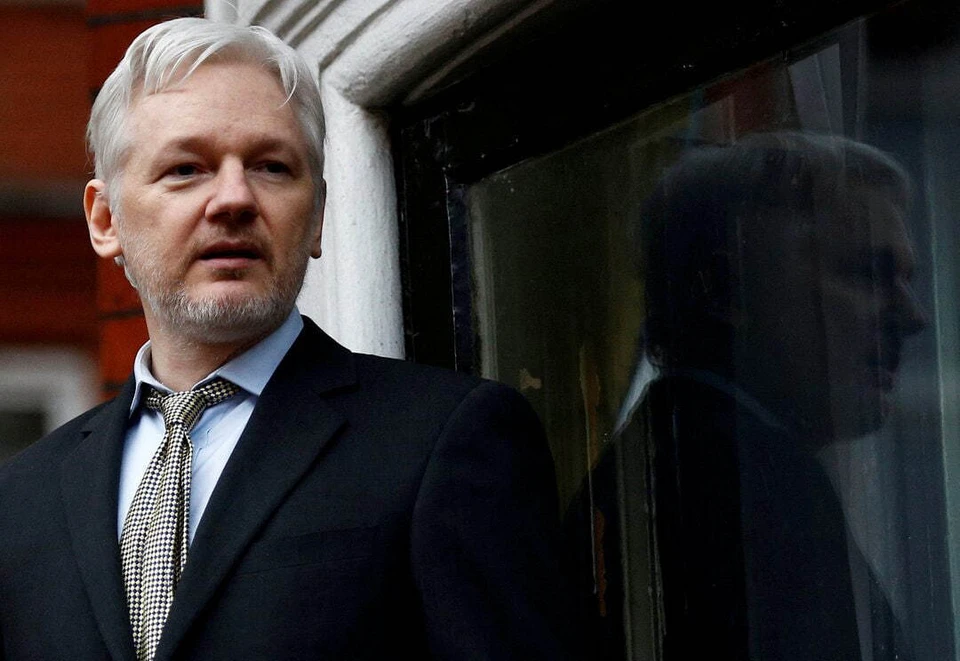 У здания суда по делу основателя WikiLeaks Ассанжа начался митинг
