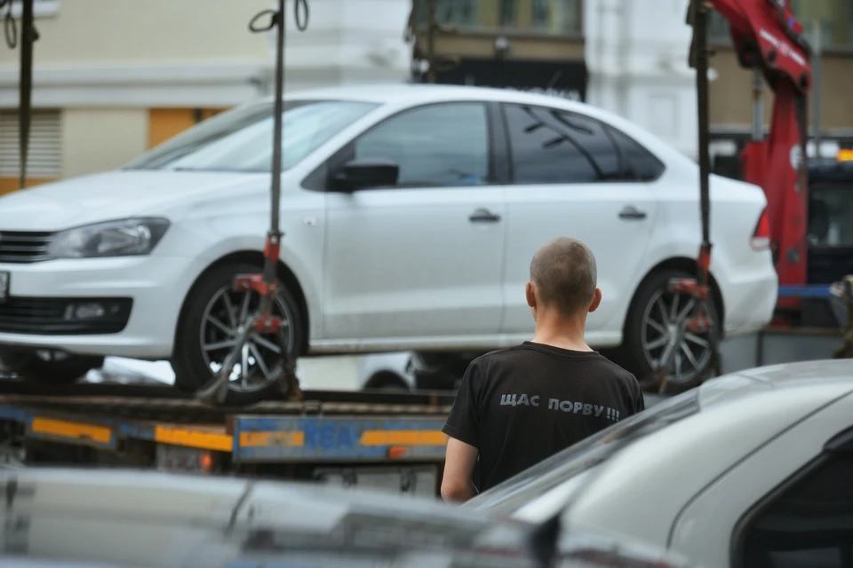 С улиц Краснодара эвакуируют автомобиля.