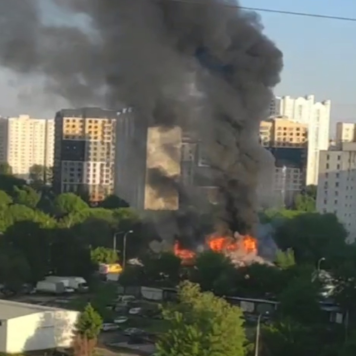 Сильный пожар произошел в банкетном зале ресторана в Люблино - KP.RU