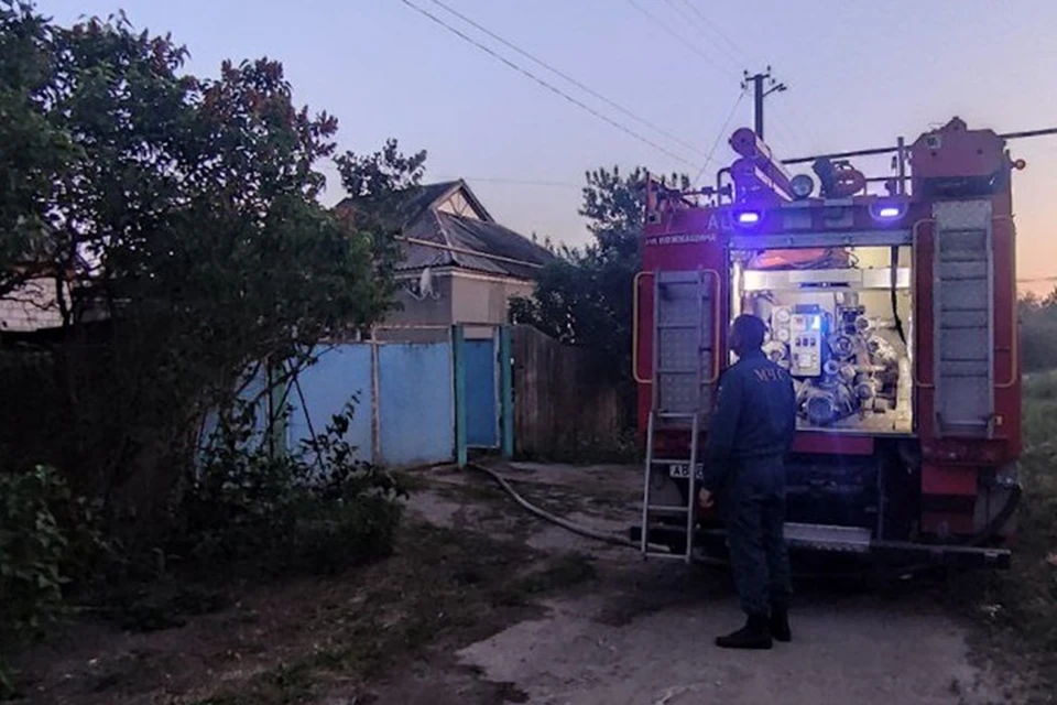 В Беловодском районе в селе Даниловка на улице Огородняя горел частный дом. Фото - МЧС ЛНР