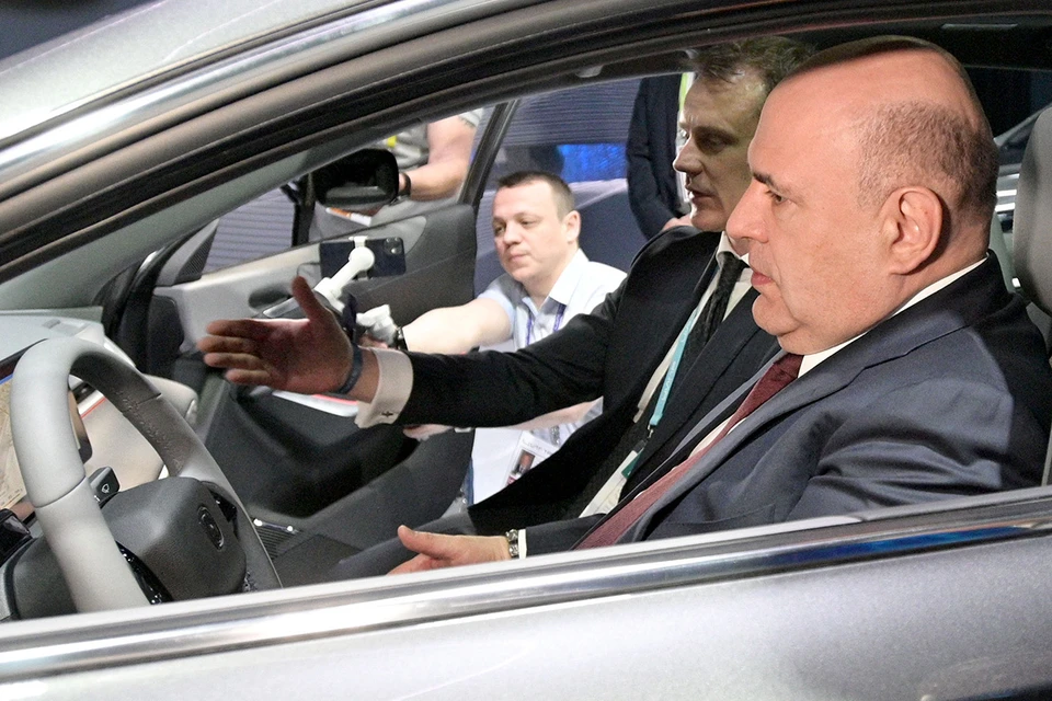 Премьер-министр РФ Михаил Мишустин в автомобиле Volga C40 на выставке IX конференции "Цифровая индустрия промышленной России". Фото: Александр Астафьев/POOL/ТАСС