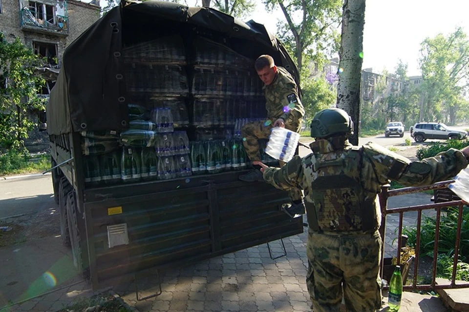 Бойцы казачьего общества доставили жителям Авдеевки гуманитарную помощь. Фото: Всероссийской казачье общество