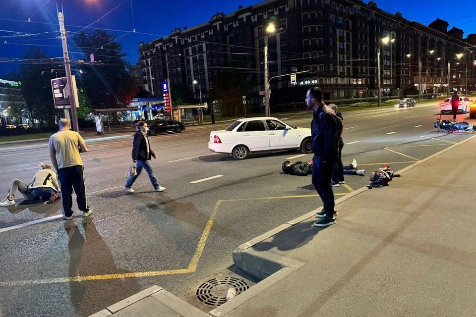 Три мотоциклиста пострадали в ДТП на перекрестке на Васильевском острове. Фото: t.me/dtp_chp78