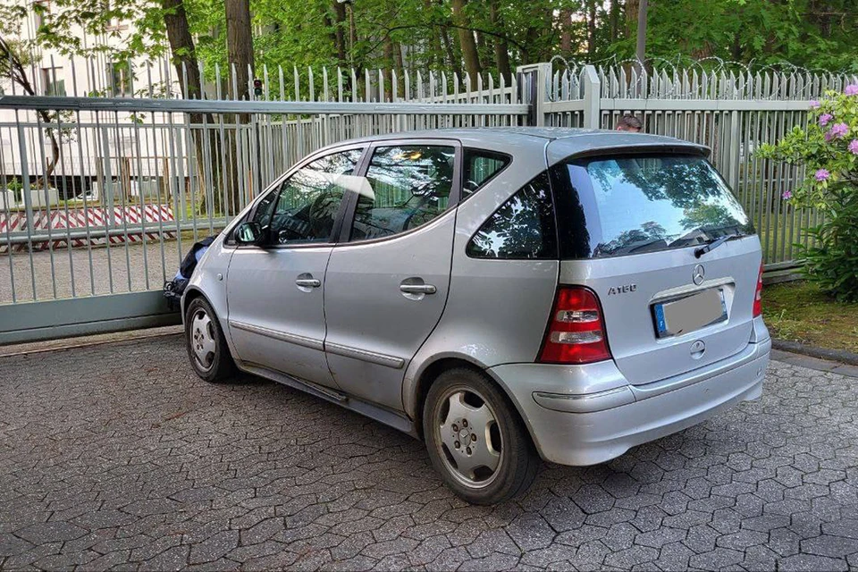 Автомобиль с пьяным водителем врезался в ворота российского консульства в Бонне. Фото: Telegram-канал консульства.