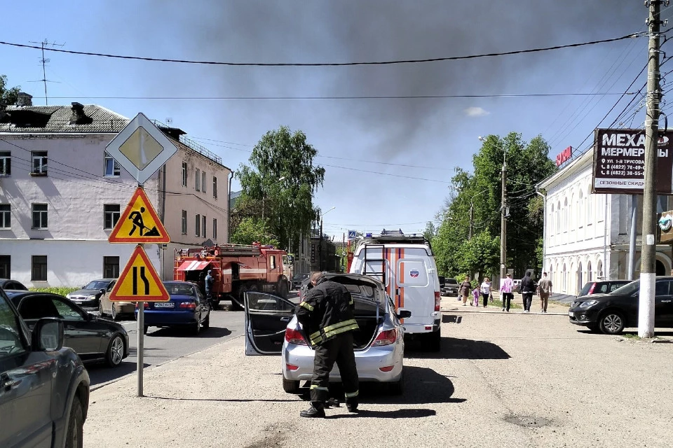 Пожар произошёл на территории мусороперерабатывающего цеха, движение по Спартака перекрыто. Фото: Ольга ИВАНОВА