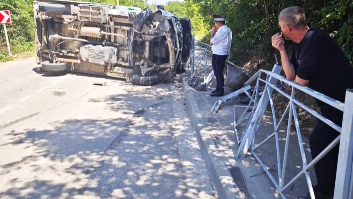 ДТП в Севастополе: грузовик вылетел на встречку и врезался в автобус - KP.RU