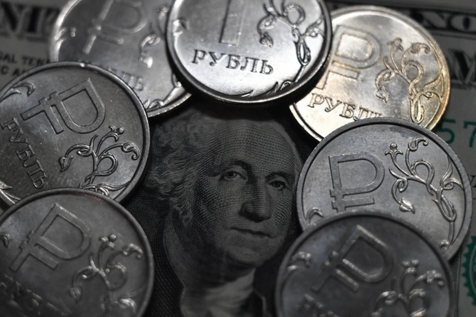 Доллар немного уступит рублю на грядущей неделе, считает эксперт