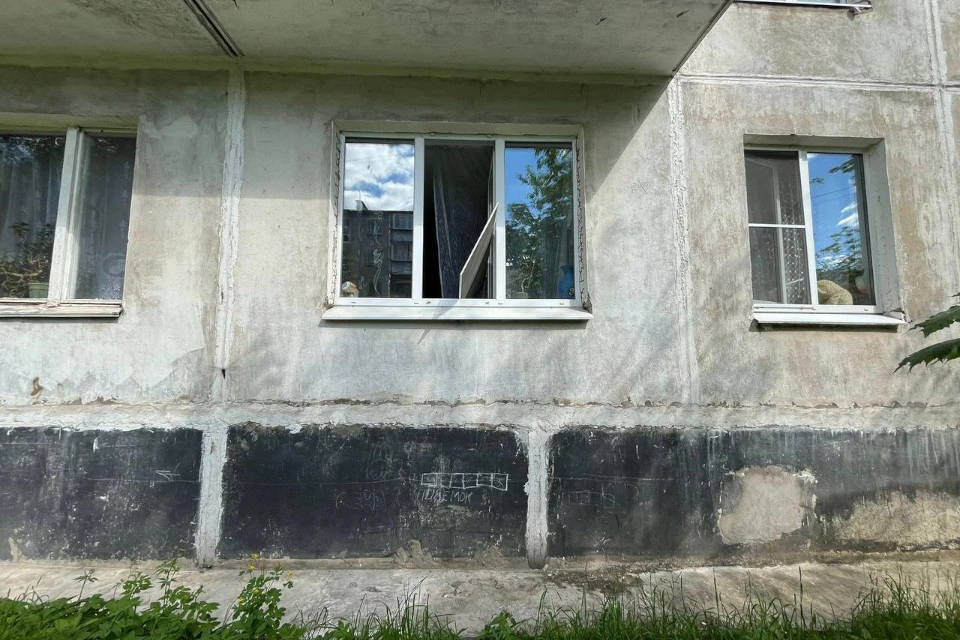 Ребёнок выпал из окна первого этажа. Фото: Прокуратура Тверской области