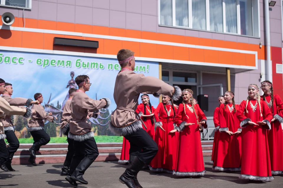 Выпускники кузбасской школы провели костюмированный «Последний звонок». Фото: Юлия ЗДОРОВЦЕВА