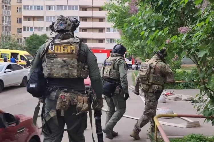 Бардак, обрез и пистолеты: Росгвардия Петербурга показала видео из квартиры вооруженного чеченца, которую брали штурмом