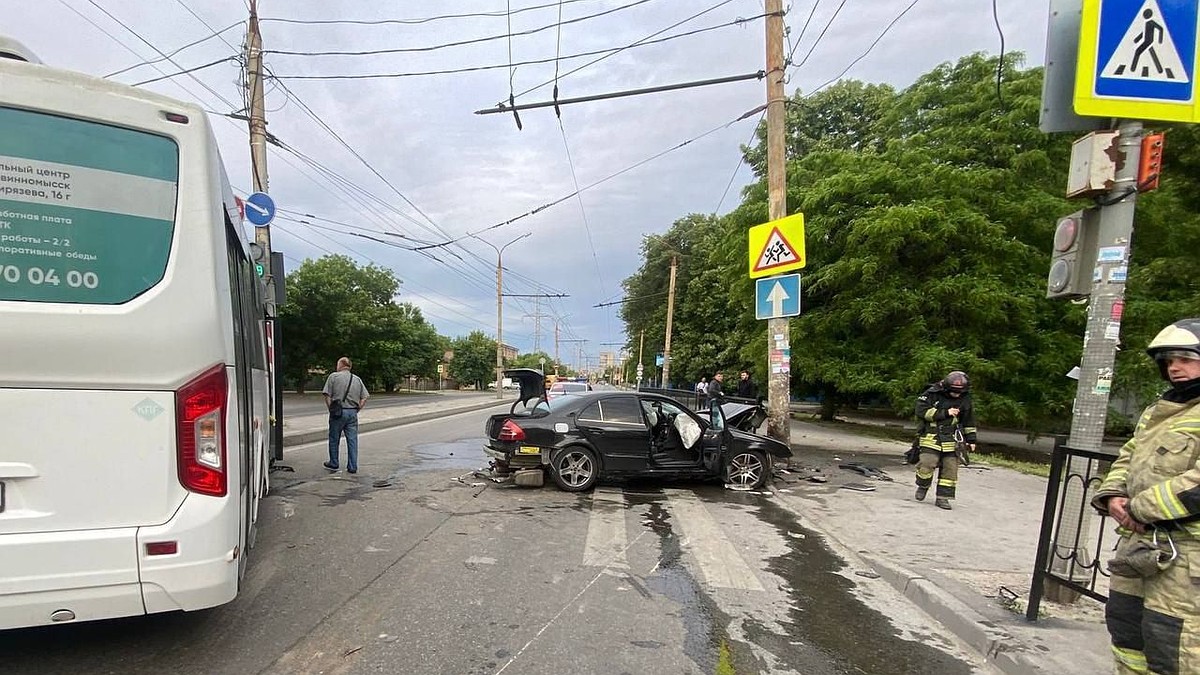 В Ростове водитель иномарки врезался в автобус и опору ЛЭП - KP.RU