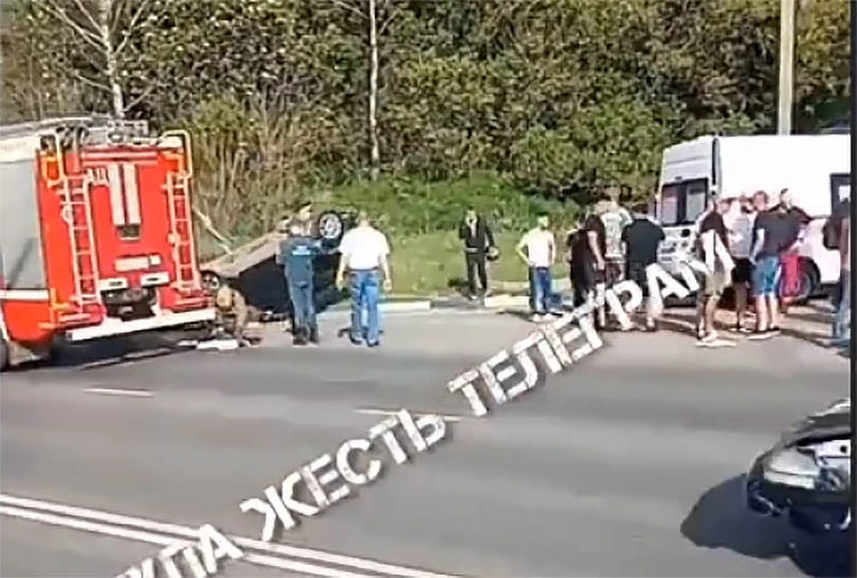 На улице Рязанской в Туле перевернулась иномарка. Фото: "Тула. Жесть".