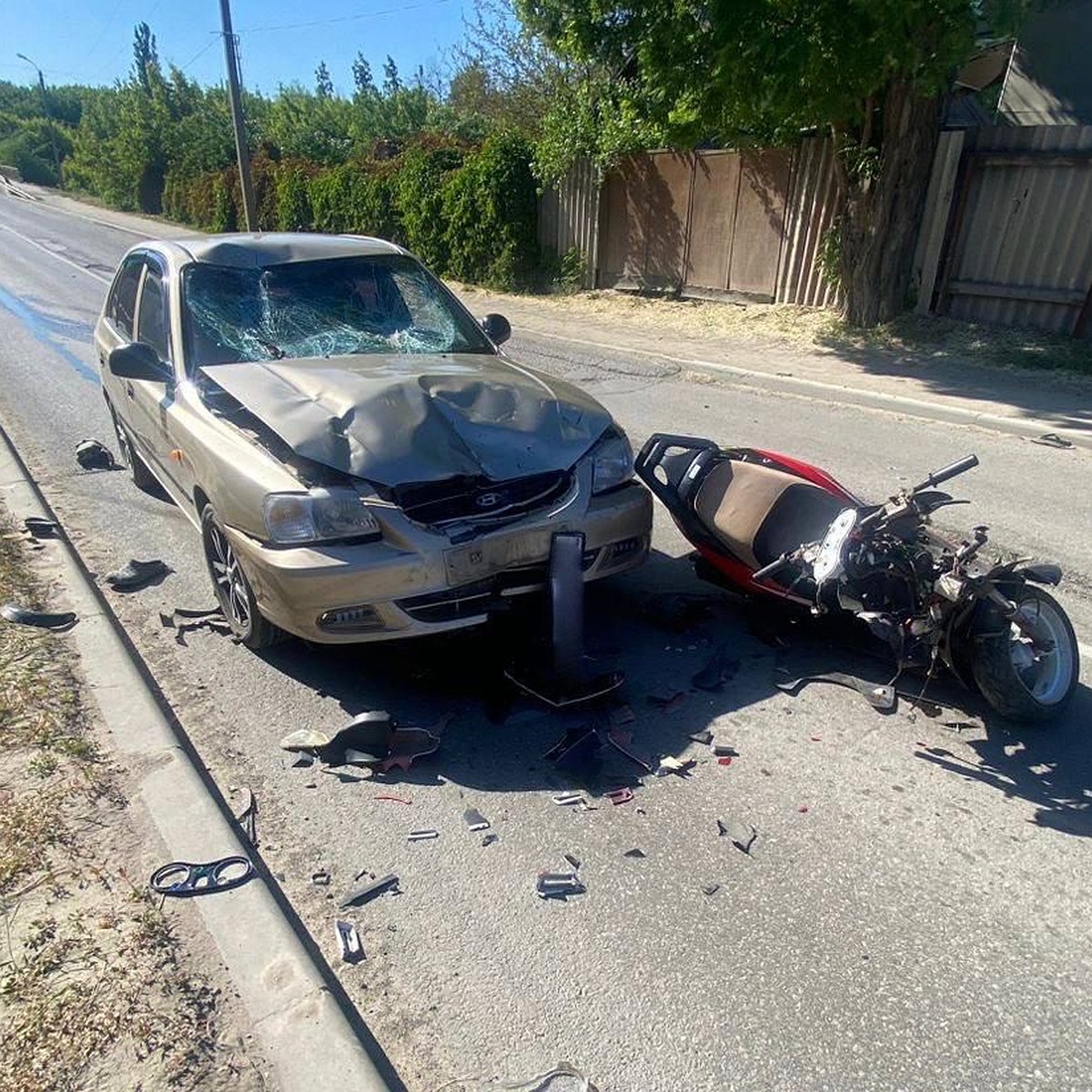 В Миллерово в ДТП со скутером пострадали два человека - KP.RU