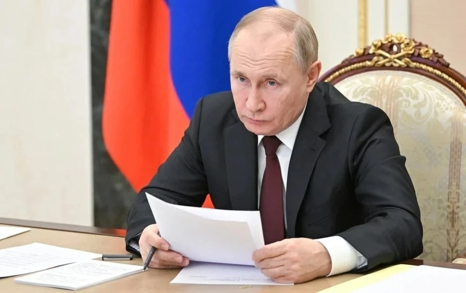 Путин подписал закон о введении лимита в 100 тыс рублей на разовые переводы