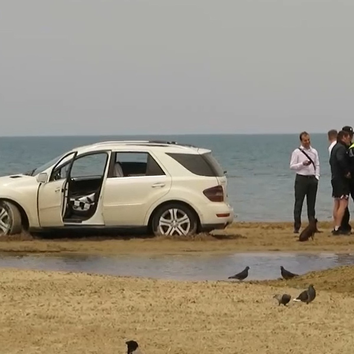 Водитель Mercedes, заехавший на пляж в Анапе, заплатит штраф - KP.RU