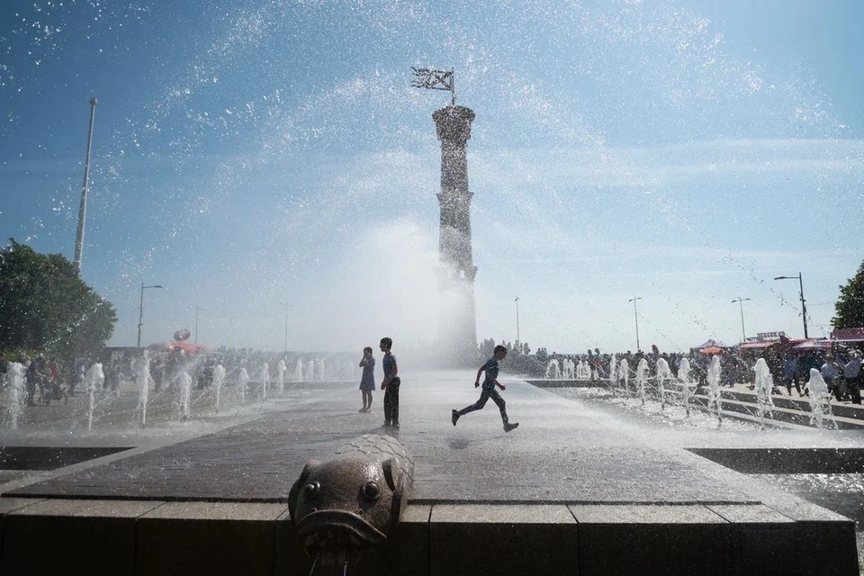 Власти Петербурга обратились к горожанам в связи с аномальной жарой.