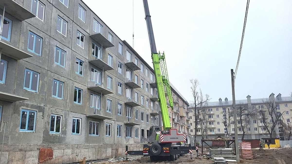 Специалисты продолжают восстанавливать дом в Орджоникидзевском районе  Мариуполя - KP.RU