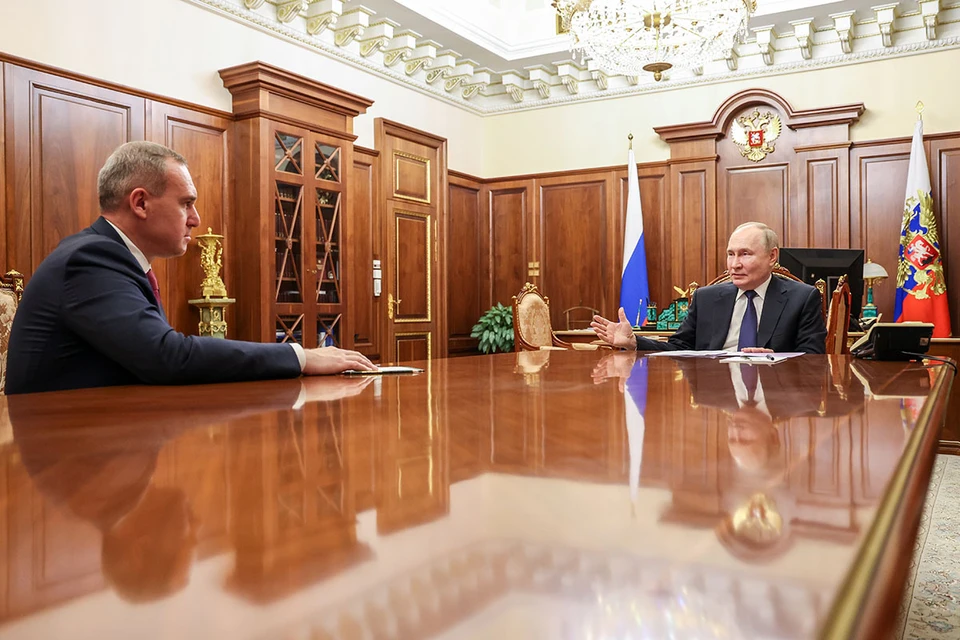 Президент РФ Владимир Путин и мэр Тюмени Руслан Кухарук во время встречи. Фото: Александр Казаков/пресс-служба президента РФ/ТАСС