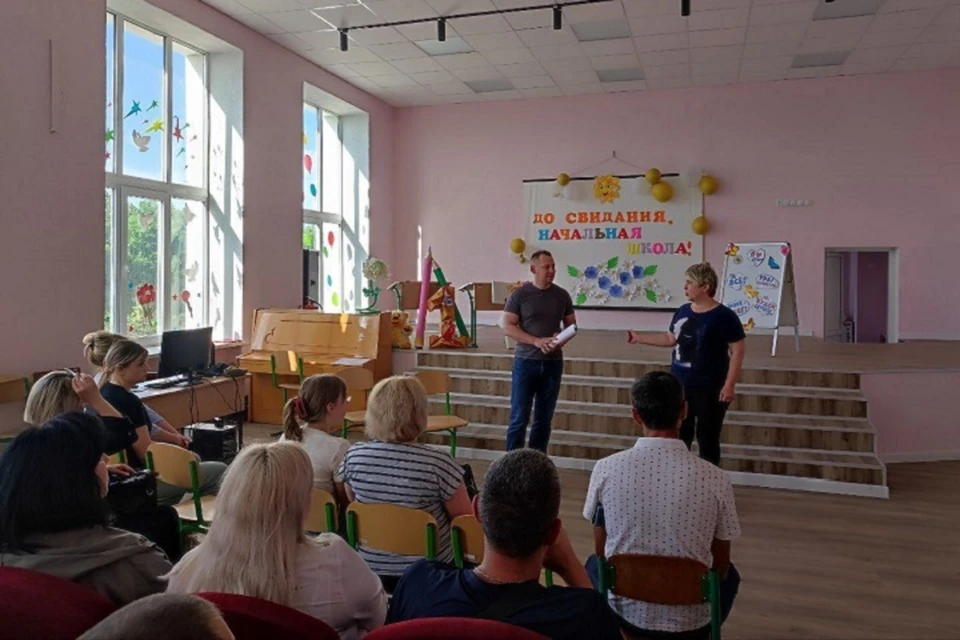 С родителями детей обсудили все организационные вопросы. Фото: ТГ/Качанов