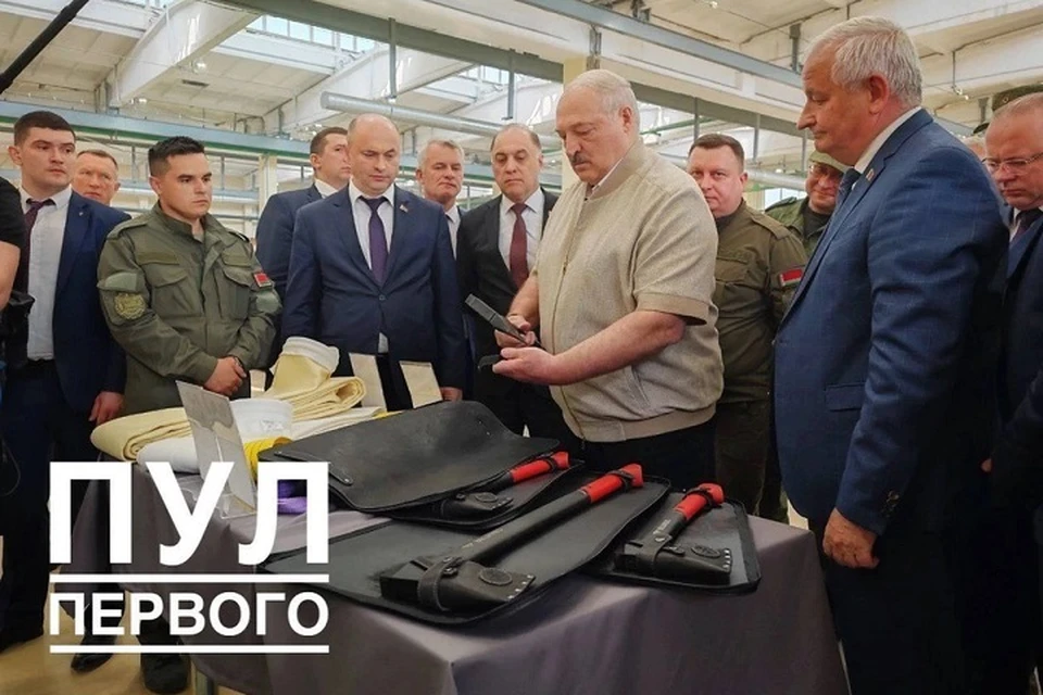 Лукашенко опробовал топор, который ему показали в Орше. Фото: телеграм-канал «Пул Первого».