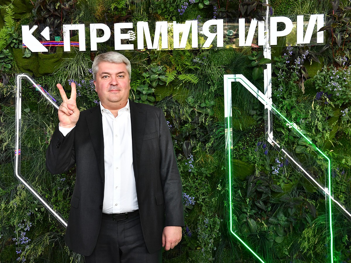 Сергей Кириенко вручил награду отцу Киприану в спецноминации «Быть  человеком» - KP.RU