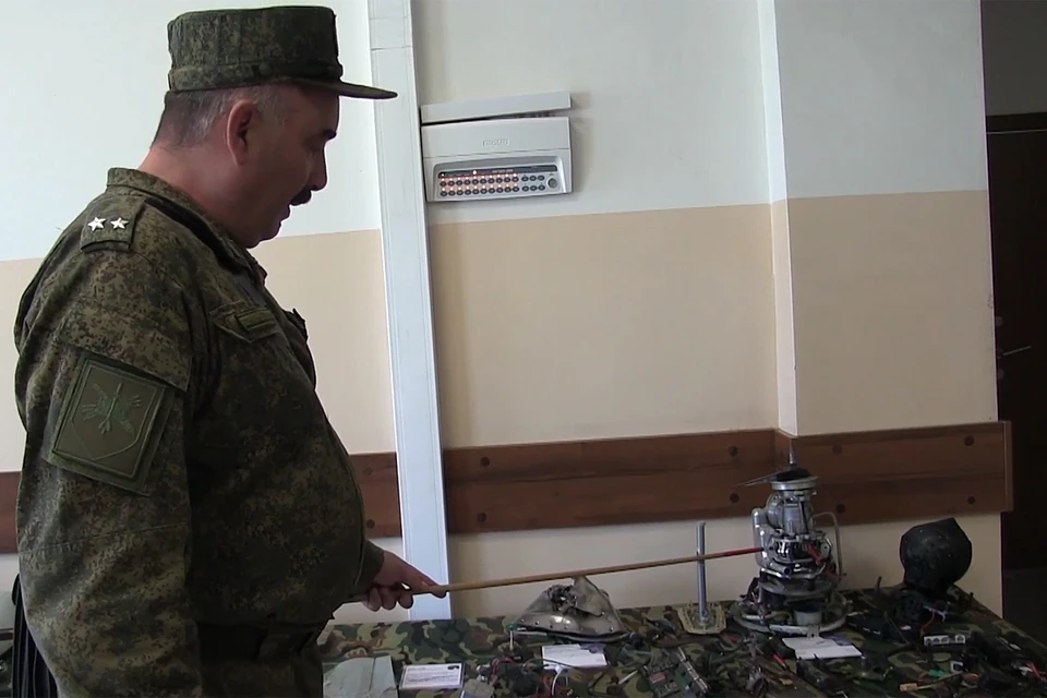 В военном ведомстве отметили, что экспозиция призвана продемонстрировать разнообразие вражеских беспилотных аппаратов и оснащающие их средства поражения