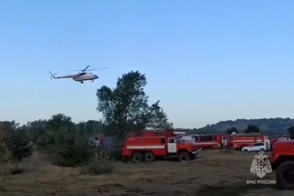 Вертолет сбросил 42 тонны воды. Фото: ГУ МЧС Ростовской области.