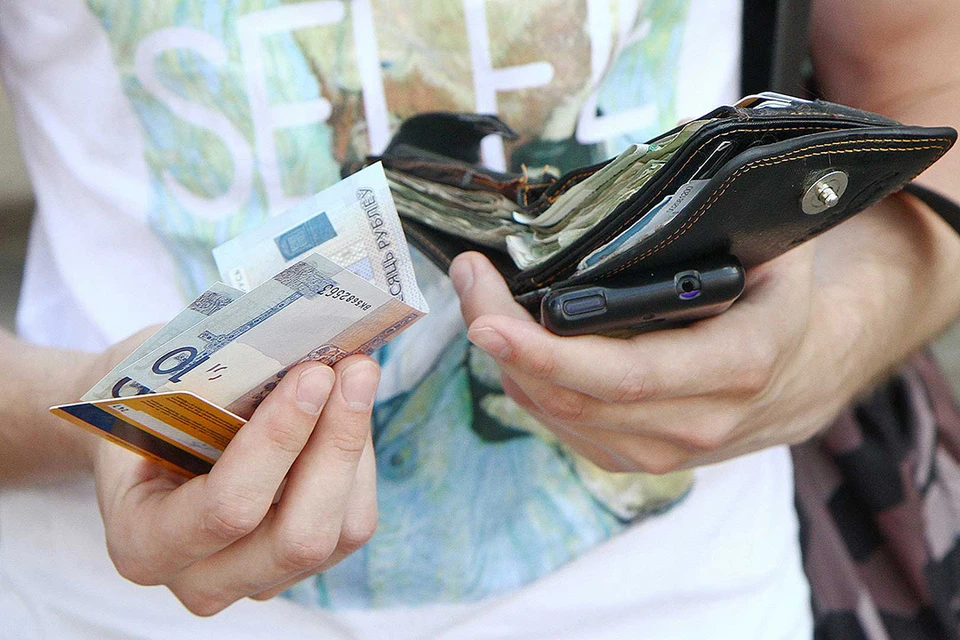Нацбанк Беларуси озвучил курс доллара и евро на 3 июня, первый рабочий день лета.