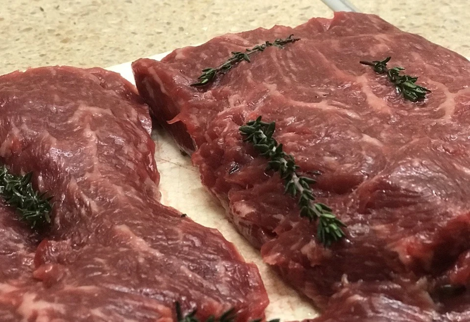 В Тюмени кафе, столовые и закусочные закупали мясо непонятного качества