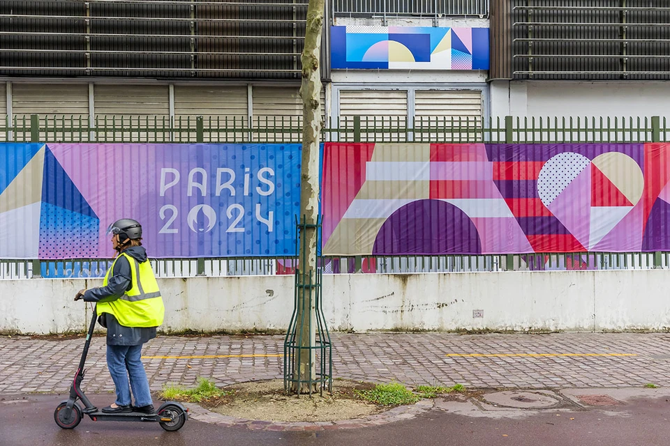 Перед летними Олимпийскими играми в Париже, которые стартуют 26 июля, из столицы Франции тысячами высылают бомжей, они же клошары, дам легкого поведения и мигрантов.