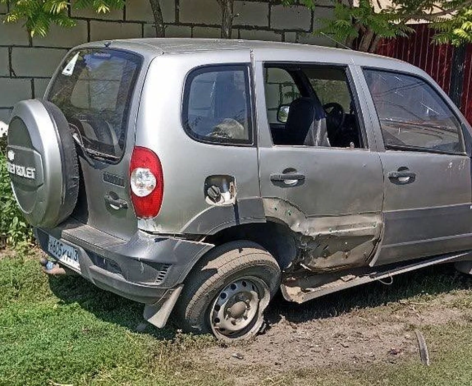 Взорвавшийся в белгородском селе дрон ВСУ повредил автомобиль и забор.