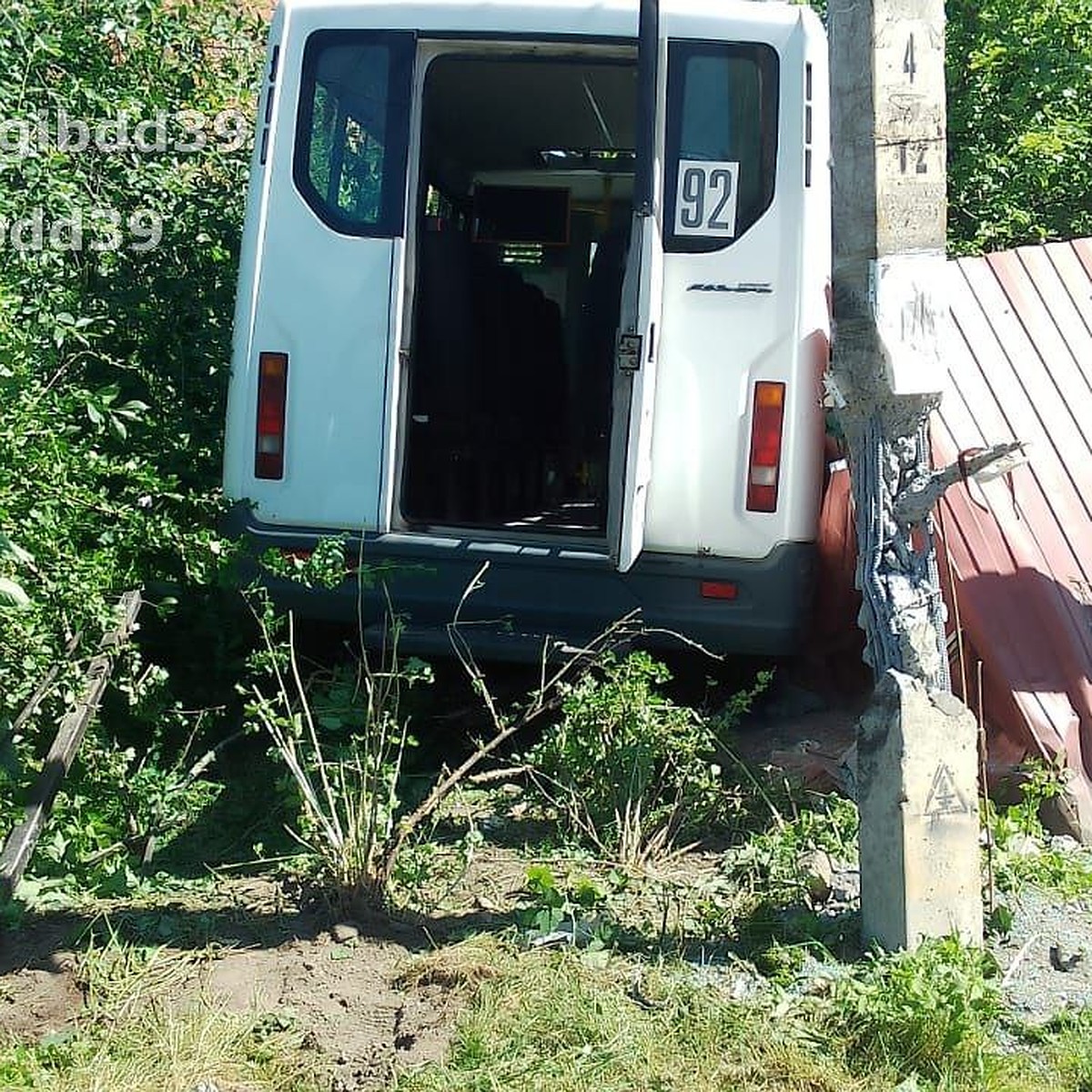 В ГИБДД рассказали о ДТП с маршруткой, в котором пострадали четыре человека  - KP.RU