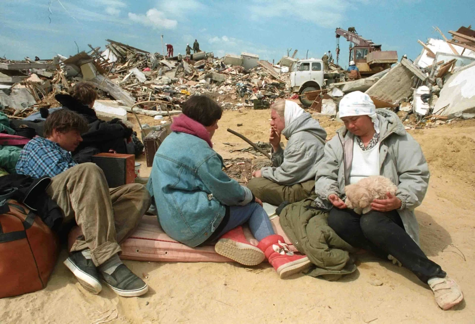 28 мая 1995 года. Нефтегорск, остров Сахалин. Мощное землетрясение разрушило поселок полностью. Местные жители после землетрясения