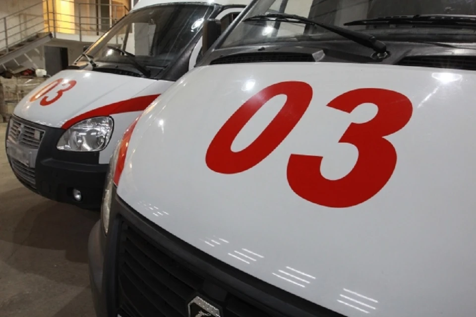В Новосибирске водитель BMW X5, проехав на красный, сбил двух женщин.