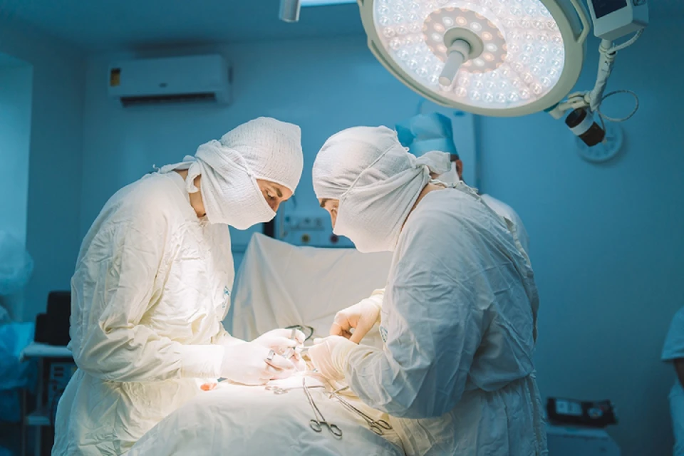 Врачи провели операцию и установили пластину, которая вернула грудину и ребра в нормальное положение. Фото: Минздрав Кировской области