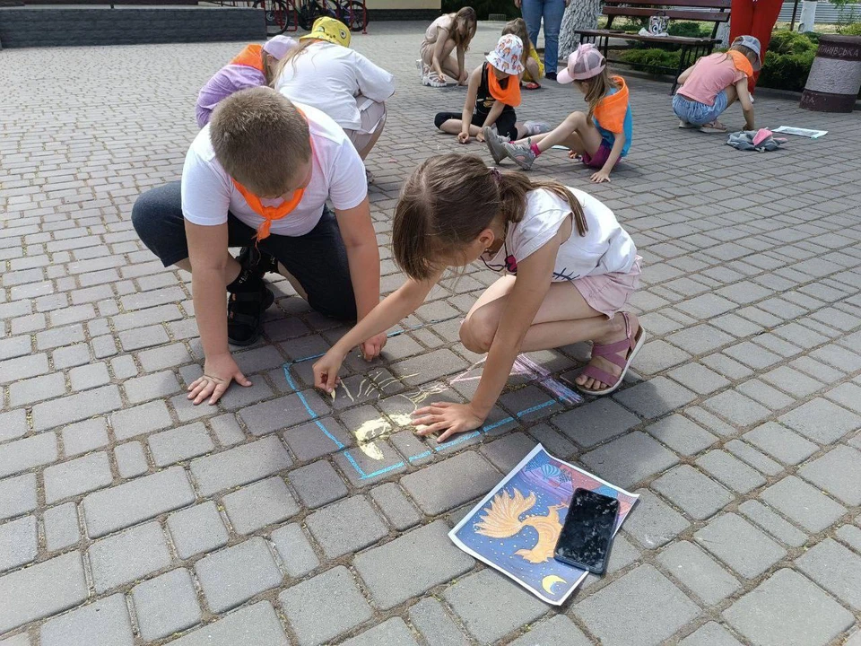 Дети нарисовали на асфальте любимых персонажей сказок Пушкина