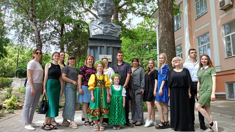 Жители Мелитополя возложили цветы к памятнику поэта в день его рождения. Фото - тг-канал городской администрации