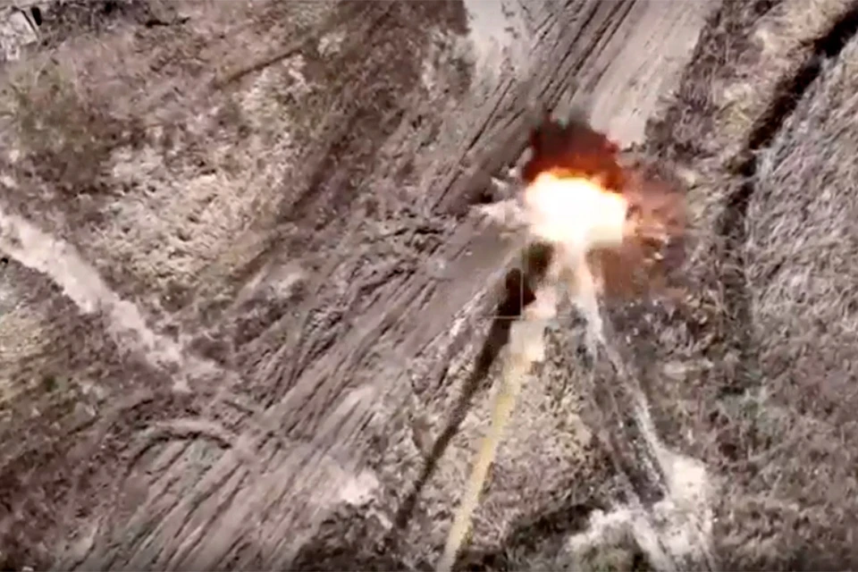 Минобороны России демонстрирует кадры боевой работы десантников из Бурятии, которые с помощью ударных дронов успешно уничтожают технику ВСУ