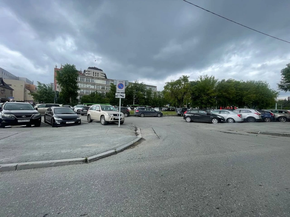 Водителям запретили ставить машины на парковке у «Рентала» из-за шумной молодежи