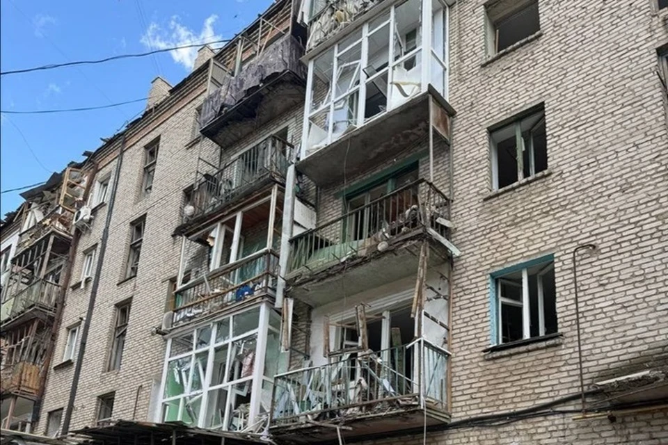 Министрой ЛНР привлек специализированную организацию для обследования поврежденных от обстрела домов Луганска. Фото - правительство ЛНР