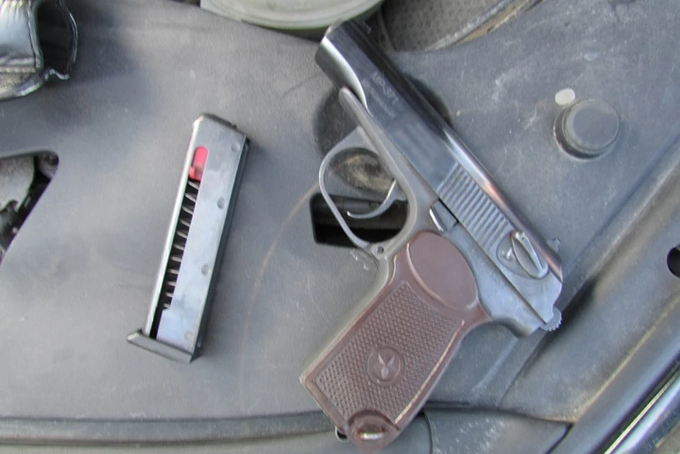 Установлено, что в качестве оружия разбойник использовал стартовый пистолет, внешне схожий с пистолетом Макарова. Фото: МВД по ДНР