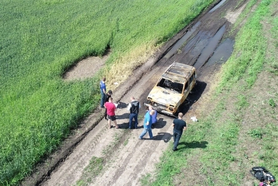 Фото СК с места преступления. Труп обнаружили в сгоревшей машине на проселочной дороге в Михайловском районе.
