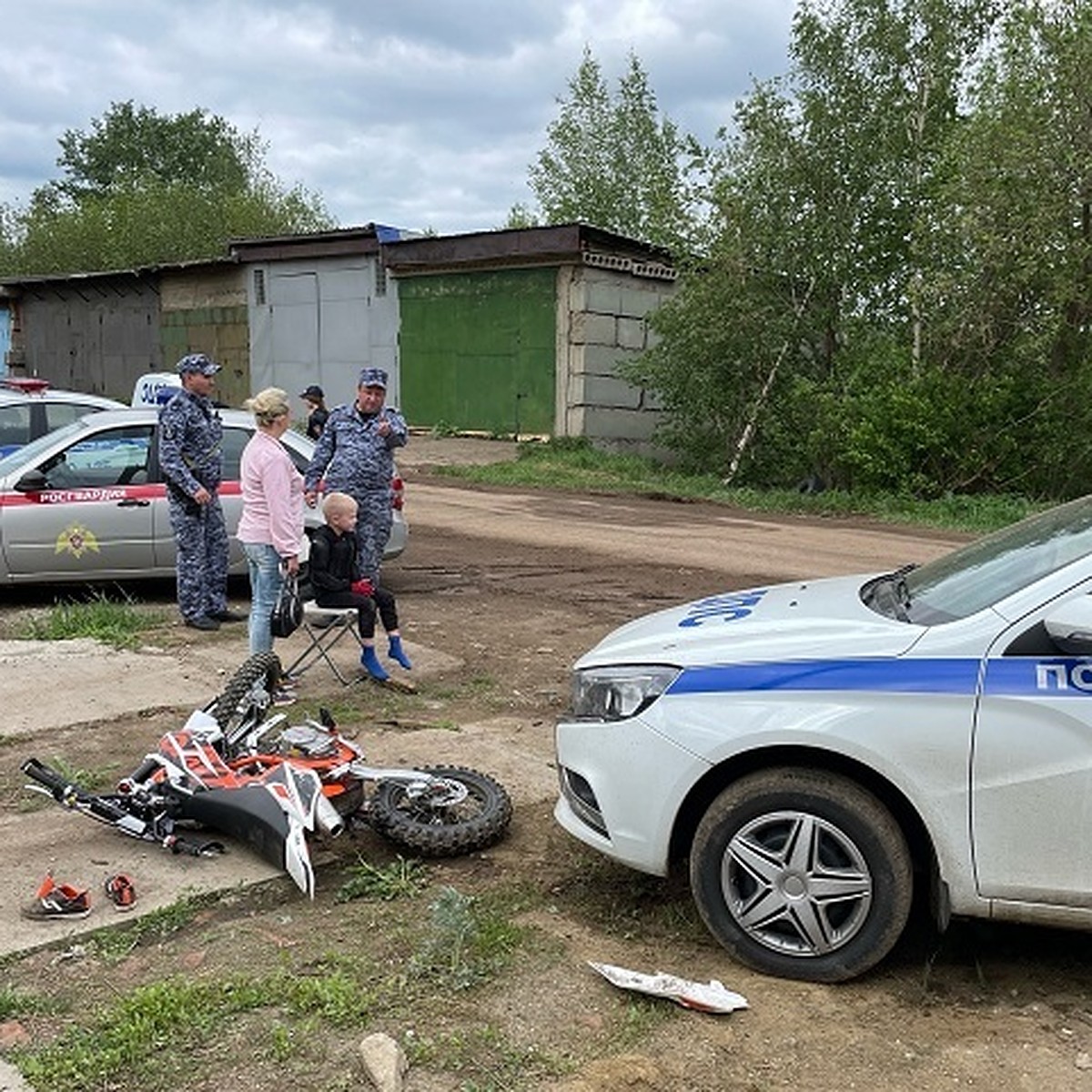 В Новоуральске сотрудник ГАИ сбил подростков, удиравших от него на питбайке  - KP.RU