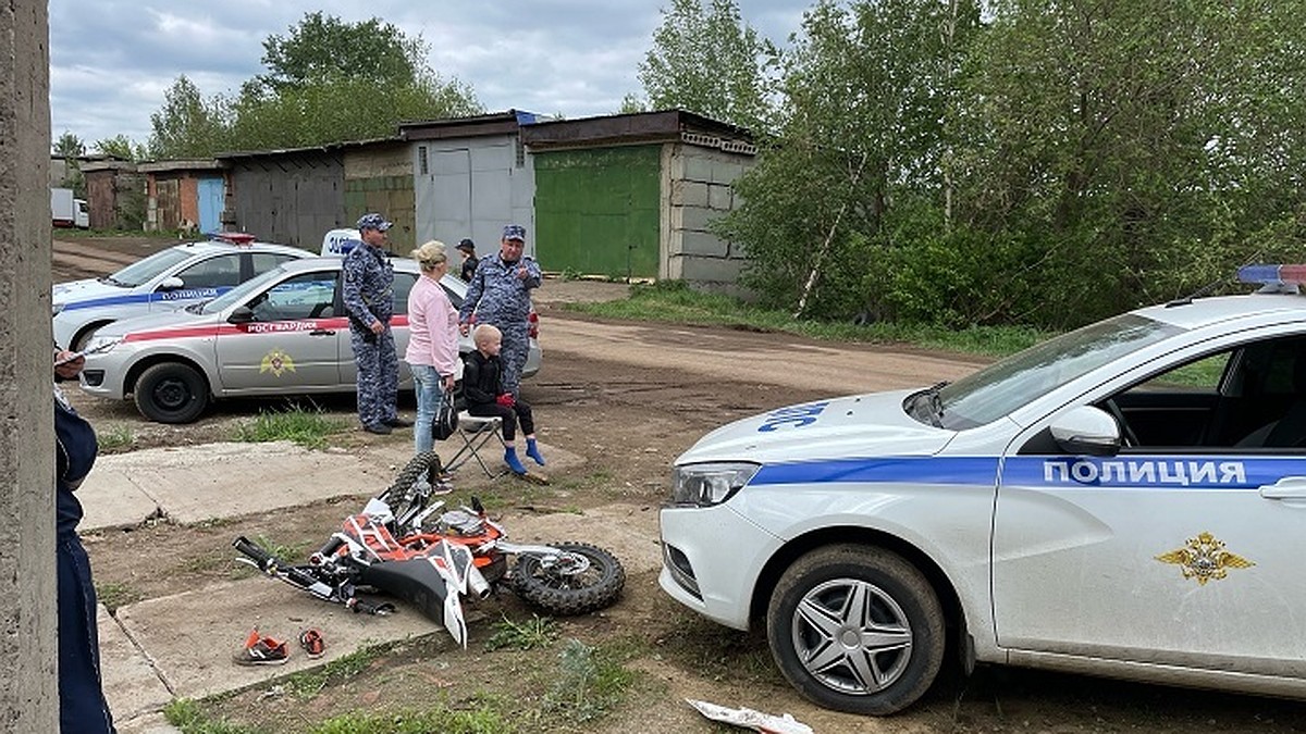 В Новоуральске сотрудник ГАИ сбил подростков, удиравших от него на питбайке  - KP.RU