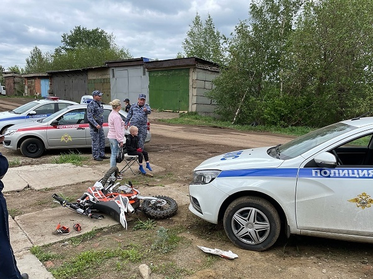 В Новоуральске сотрудник ГАИ сбил подростков, удиравших от него на питбайке  - KP.RU