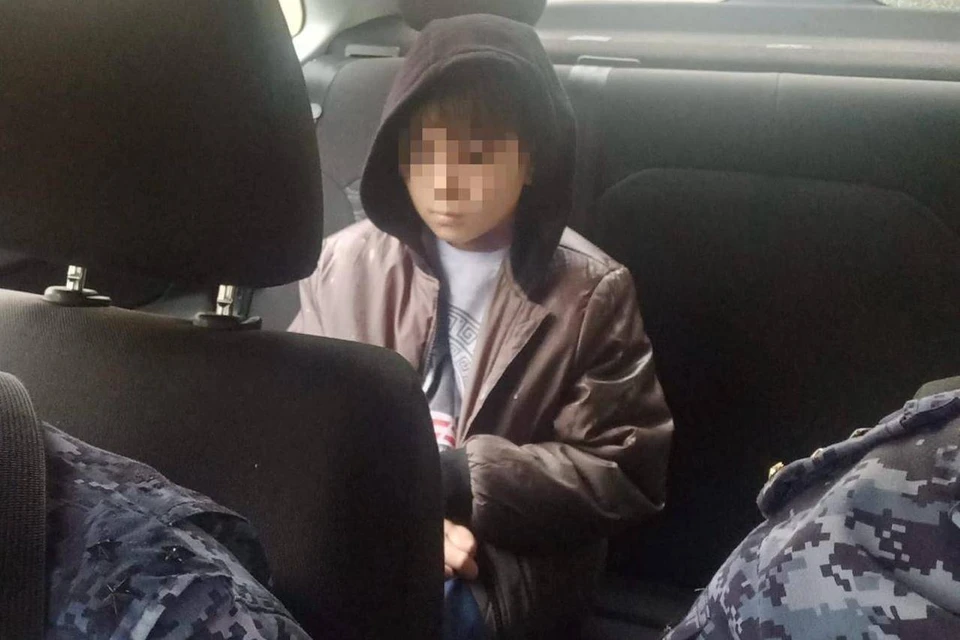 10-летний ребенок из Казахстана вышел из экскурсионного автобуса и потерялся. Фото: t.me/rosgvard78.